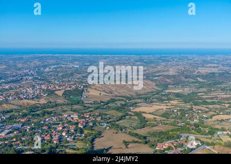 Luftaufnahme von San Marino in Richtung Adria. Stockfoto