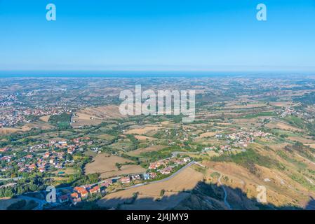 Luftaufnahme von San Marino in Richtung Adria. Stockfoto