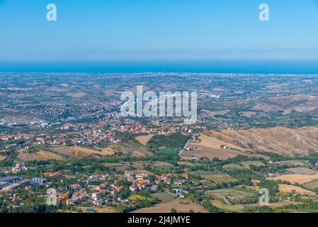 Luftaufnahme von San Marino in Richtung Adria. Stockfoto