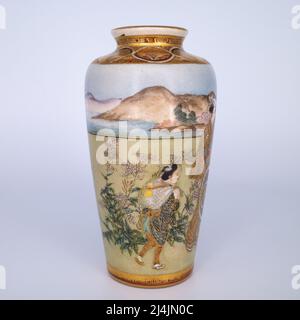 Feine antike japanische Miniatur-Satsuma-Vase von Kizan 貴山. Meiji-Zeit Stockfoto