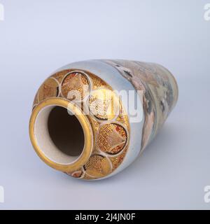 Feine antike japanische Miniatur-Satsuma-Vase von Kizan 貴山. Meiji-Zeit Stockfoto