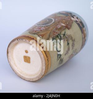 Feine antike japanische Miniatur-Satsuma-Vase von Kizan 貴山. Meiji-Zeit Stockfoto