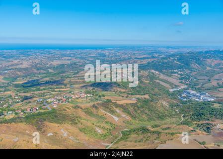 Luftaufnahme von San Marino in Richtung Adria. Stockfoto