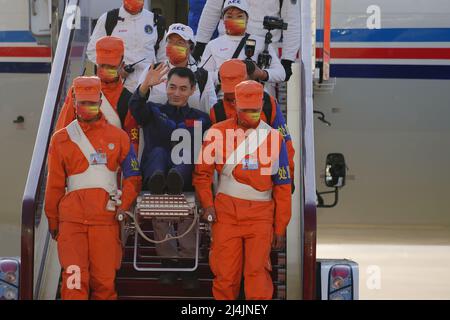 Peking, China. 16. April 2022. Astronaut Ye Guangfu winkt der Menge bei seiner Ankunft in Peking, der Hauptstadt Chinas, am 16. April 2022 zu. Drei chinesische Astronauten des bemannten Raumschiffs Shenzhou-13 haben ihre sechsmonatige Raumstation-Mission abgeschlossen und sind am Samstag sicher zur Erde zurückgekehrt. Die Rückfahrkapsel von Shenzhou-13, die die Astronauten Zhai Zhigang, Wang Yaping und Ye Guangfu trug, landete um 9:56 Uhr morgens (Pekinger Zeit) auf dem Dongfeng-Landeplatz in der Autonomen Region Innere Mongolei im Norden Chinas. Quelle: Xinhua/Alamy Live News Stockfoto