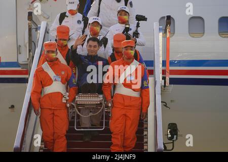 Peking, China. 16. April 2022. Astronaut Ye Guangfu winkt der Menge bei seiner Ankunft in Peking, der Hauptstadt Chinas, am 16. April 2022 zu. Drei chinesische Astronauten des bemannten Raumschiffs Shenzhou-13 haben ihre sechsmonatige Raumstation-Mission abgeschlossen und sind am Samstag sicher zur Erde zurückgekehrt. Die Rückfahrkapsel von Shenzhou-13, die die Astronauten Zhai Zhigang, Wang Yaping und Ye Guangfu trug, landete um 9:56 Uhr morgens (Pekinger Zeit) auf dem Dongfeng-Landeplatz in der Autonomen Region Innere Mongolei im Norden Chinas. Quelle: Xinhua/Alamy Live News Stockfoto