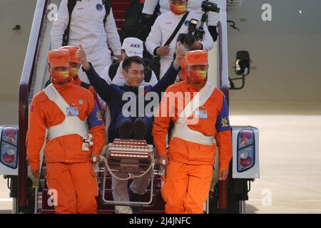 Peking, China. 16. April 2022. Astronaut Ye Guangfu zeigt der Menge bei seiner Ankunft in Peking, der Hauptstadt von China, am 16. April 2022. Drei chinesische Astronauten des bemannten Raumschiffs Shenzhou-13 haben ihre sechsmonatige Raumstation-Mission abgeschlossen und sind am Samstag sicher zur Erde zurückgekehrt. Die Rückfahrkapsel von Shenzhou-13, die die Astronauten Zhai Zhigang, Wang Yaping und Ye Guangfu trug, landete um 9:56 Uhr morgens (Pekinger Zeit) auf dem Dongfeng-Landeplatz in der Autonomen Region Innere Mongolei im Norden Chinas. Quelle: Xinhua/Alamy Live News Stockfoto