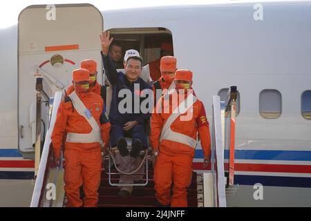 Peking, China. 16. April 2022. Astronaut Zhai Zhigang winkt der Menge bei seiner Ankunft in Peking, der Hauptstadt Chinas, am 16. April 2022 zu. Drei chinesische Astronauten des bemannten Raumschiffs Shenzhou-13 haben ihre sechsmonatige Raumstation-Mission abgeschlossen und sind am Samstag sicher zur Erde zurückgekehrt. Die Rückfahrkapsel von Shenzhou-13, die die Astronauten Zhai Zhigang, Wang Yaping und Ye Guangfu trug, landete um 9:56 Uhr morgens (Pekinger Zeit) auf dem Dongfeng-Landeplatz in der Autonomen Region Innere Mongolei im Norden Chinas. Quelle: Xinhua/Alamy Live News Stockfoto
