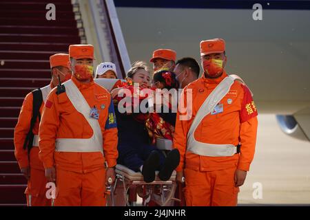 Peking, China. 16. April 2022. Astronaut Wang Yaping erhält Blumen von ihrer Tochter bei ihrer Ankunft in Peking, der Hauptstadt Chinas, am 16. April 2022. Drei chinesische Astronauten des bemannten Raumschiffs Shenzhou-13 haben ihre sechsmonatige Raumstation-Mission abgeschlossen und sind am Samstag sicher zur Erde zurückgekehrt. Die Rückfahrkapsel von Shenzhou-13, die die Astronauten Zhai Zhigang, Wang Yaping und Ye Guangfu trug, landete um 9:56 Uhr morgens (Pekinger Zeit) auf dem Dongfeng-Landeplatz in der Autonomen Region Innere Mongolei im Norden Chinas. Quelle: Xinhua/Alamy Live News Stockfoto