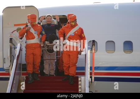 Peking, China. 16. April 2022. Astronautin Wang Yaping winkt der Menge bei ihrer Ankunft in Peking, der Hauptstadt Chinas, am 16. April 2022 zu. Drei chinesische Astronauten des bemannten Raumschiffs Shenzhou-13 haben ihre sechsmonatige Raumstation-Mission abgeschlossen und sind am Samstag sicher zur Erde zurückgekehrt. Die Rückfahrkapsel von Shenzhou-13, die die Astronauten Zhai Zhigang, Wang Yaping und Ye Guangfu trug, landete um 9:56 Uhr morgens (Pekinger Zeit) auf dem Dongfeng-Landeplatz in der Autonomen Region Innere Mongolei im Norden Chinas. Quelle: Xinhua/Alamy Live News Stockfoto