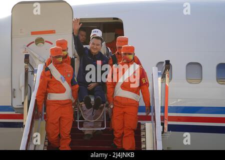 Peking, China. 16. April 2022. Astronaut Zhai Zhigang winkt der Menge bei seiner Ankunft in Peking, der Hauptstadt Chinas, am 16. April 2022 zu. Drei chinesische Astronauten des bemannten Raumschiffs Shenzhou-13 haben ihre sechsmonatige Raumstation-Mission abgeschlossen und sind am Samstag sicher zur Erde zurückgekehrt. Die Rückfahrkapsel von Shenzhou-13, die die Astronauten Zhai Zhigang, Wang Yaping und Ye Guangfu trug, landete um 9:56 Uhr morgens (Pekinger Zeit) auf dem Dongfeng-Landeplatz in der Autonomen Region Innere Mongolei im Norden Chinas. Quelle: Xinhua/Alamy Live News Stockfoto