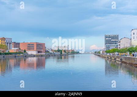 Blick auf einen Kanal in der italienischen Stadt Ravenna. Stockfoto