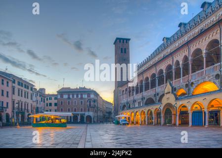 Sonnenaufgang über dem Palazzo della Ragione in der italienischen Stadt Padua. Stockfoto