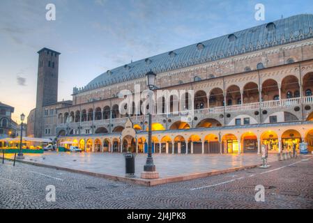 Sonnenaufgang über dem Palazzo della Ragione in der italienischen Stadt Padua. Stockfoto