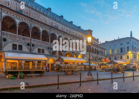 Sonnenaufgang über dem Palazzo della Ragione in der italienischen Stadt Padua. Stockfoto