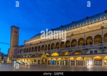 Sonnenaufgang über dem Palazzo della Ragione in der italienischen Stadt Padua. Stockfoto