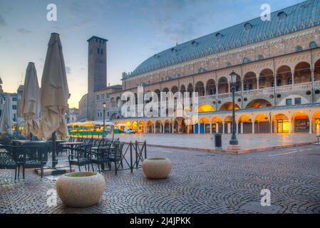 Sonnenaufgang über dem Palazzo della Ragione in der italienischen Stadt Padua. Stockfoto