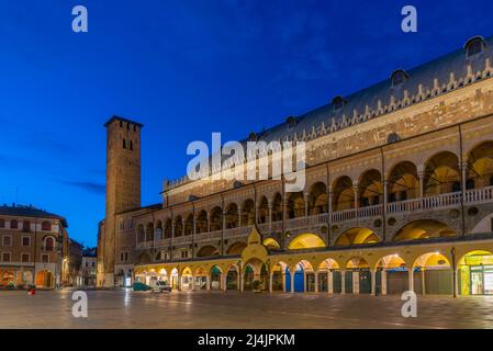 Sonnenaufgang über dem Palazzo della Ragione in der italienischen Stadt Padua. Stockfoto