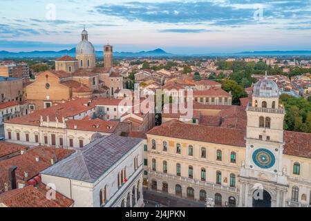 Sonnenaufgang über dem Palazzo della Ragione in der italienischen Stadt Padua. Stockfoto