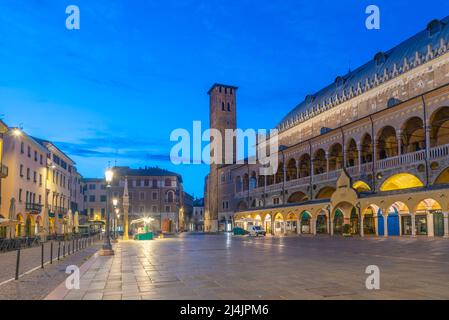 Sonnenaufgang über dem Palazzo della Ragione in der italienischen Stadt Padua. Stockfoto