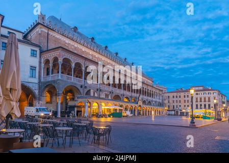 Sonnenaufgang über dem Palazzo della Ragione in der italienischen Stadt Padua. Stockfoto