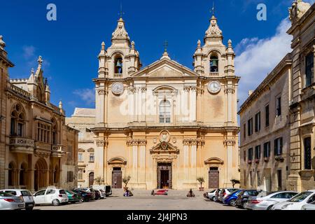 Pjazza San Pawl, Mdina, Malta - Juni 9. 2016: St. Paul's Cathedral und Casa Gourgion, ein neugotisches Haus, das von Andrea Vassallo entworfen wurde. Stockfoto