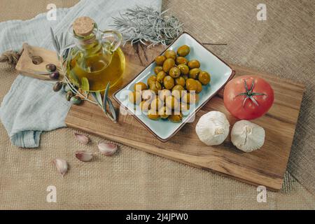 Abwechslungsreiches Essen auf dem Tisch, Wein-Snack-Set, Oliven, Käse und andere Vorspeise, italienische Antipasti auf dem Teller. Stockfoto