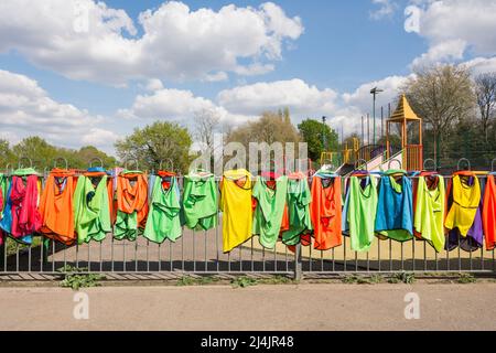 Bunte Kindersportwesten und -Singletts lüften in der Sonne im Rocks Lane Multi Sports Center Stockfoto