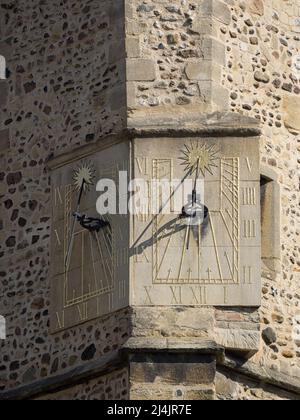 CAMBRIDGE, Großbritannien - 11. AUGUST 2017: Nahaufnahme der Sonnenuhr an der Außenwand der St. Botolph's Church in der Trumpington Street Stockfoto