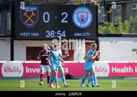 London, Großbritannien. 16. April 2022. Ellen White (18 Manchester City) feiert mit Chloe Kelly (9 Manchester City), nachdem Kelly beim Halbfinale des Vitality Womens FA Cup zwischen West Ham und Manchester City im Chigwell Construction Stadium in London, England, das zweite Tor der Stadt erzielt hat. Liam Asman/SPP Credit: SPP Sport Press Photo. /Alamy Live News Stockfoto