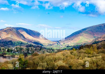 Frühfrühling Blick auf Dunmail Raise von Loughrigg Terrace mit Helm Crag, Steel Fell und Seat Sandal, Lake District, Cumbria Stockfoto