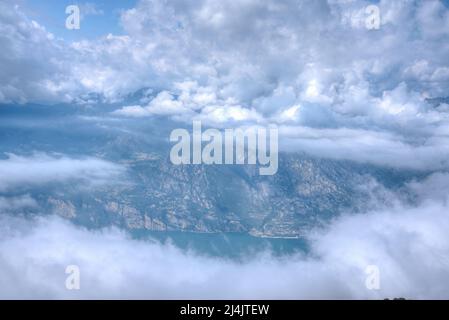 Wolkiger Blick auf Limone sul Garda vom Monte Baldo in Italien. Stockfoto