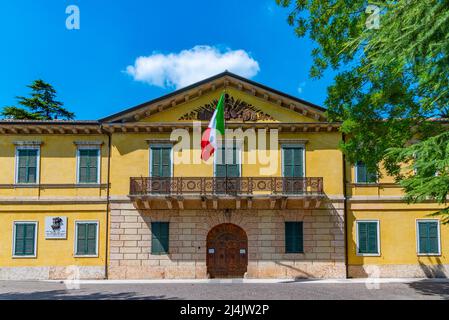 Palazzina Storica in der italienischen Stadt Peschiera del Garda. Stockfoto