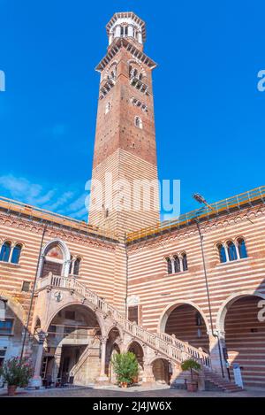 torre die lamberti in der italienischen Stadt verona an sonnigen Tagen. Stockfoto