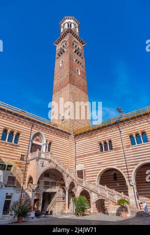 torre die lamberti in der italienischen Stadt verona an sonnigen Tagen. Stockfoto