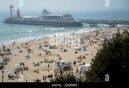 Die Menschen genießen das gute Wetter am Bournemouth Beach in Dorset, da Großbritannien vor dem Ostersonntag, nachdem es den bisher heißesten Tag des Jahres erlebt hat, auf einen weiteren Tag mit warmem Wetter eingestellt ist. Bilddatum: Samstag, 16. April 2022. Stockfoto