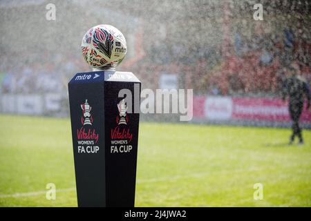 London, Großbritannien. 16. April 2022. Der Matchball vor dem Halbfinale des Vitality Womens FA Cup zwischen West Ham und Manchester City im Chigwell Construction Stadium in London, England. Liam Asman/SPP Credit: SPP Sport Press Photo. /Alamy Live News Stockfoto