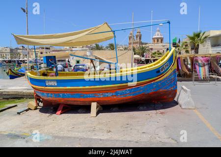 Marsaxlokk, Malta - 8. 2016. Juni: Die farbenfrohen traditionellen maltesischen Fischerboote im Hafen von Marsaxlokk werden Luzzu genannt. Stockfoto