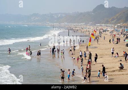 Die Menschen genießen das gute Wetter am Bournemouth Beach in Dorset, da Großbritannien vor dem Ostersonntag, nachdem es den bisher heißesten Tag des Jahres erlebt hat, auf einen weiteren Tag mit warmem Wetter eingestellt ist. Bilddatum: Samstag, 16. April 2022. Stockfoto