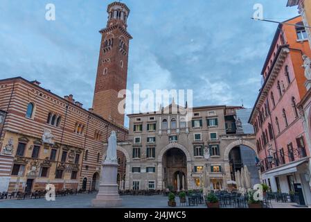 sonnenaufgang Blick auf die piazza die signori dominiert von torre die lamberti in der italienischen Stadt verona.. Stockfoto