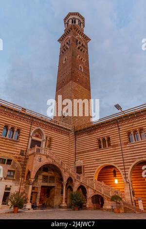 torre die lamberti in der italienischen Stadt verona bei Sonnenaufgang. Stockfoto