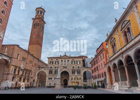 sonnenaufgang Blick auf die piazza die signori dominiert von torre die lamberti in der italienischen Stadt verona.. Stockfoto