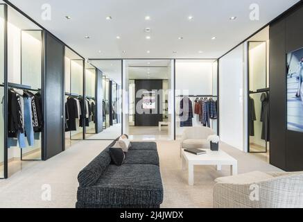 Kiew, Ukraine, 28. Juli 2018. Interieur der Chanel Boutique - Luxus-High-Fashion-Showroom. Verkaufshalle Ausstellung. Stockfoto