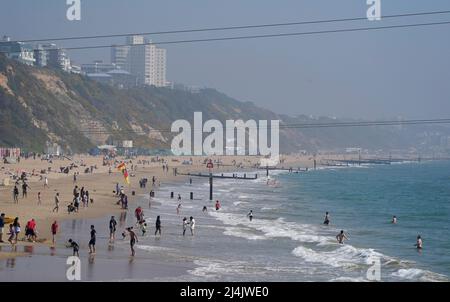 Die Menschen genießen das gute Wetter am Bournemouth Beach in Dorset, da Großbritannien vor dem Ostersonntag, nachdem es den bisher heißesten Tag des Jahres erlebt hat, auf einen weiteren Tag mit warmem Wetter eingestellt ist. Bilddatum: Samstag, 16. April 2022. Stockfoto