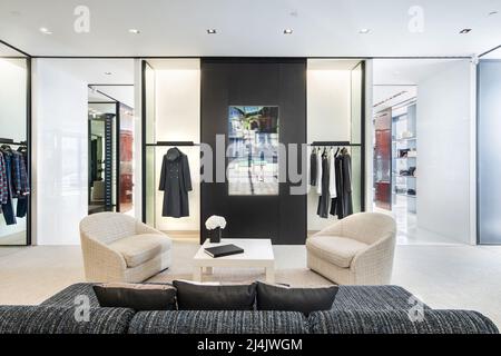 Kiew, Ukraine, 28. Juli 2018. Interieur der Chanel Boutique - Luxus-High-Fashion-Showroom. Verkaufshalle Ausstellung. Stockfoto