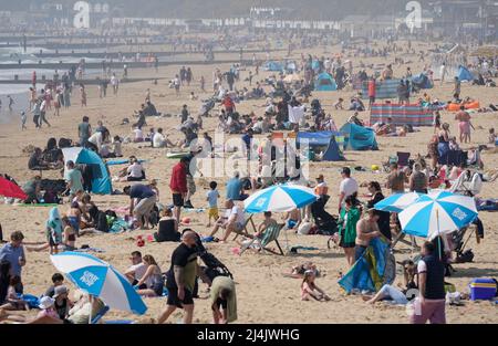 Die Menschen genießen das gute Wetter am Bournemouth Beach in Dorset, da Großbritannien vor dem Ostersonntag, nachdem es den bisher heißesten Tag des Jahres erlebt hat, auf einen weiteren Tag mit warmem Wetter eingestellt ist. Bilddatum: Samstag, 16. April 2022. Stockfoto
