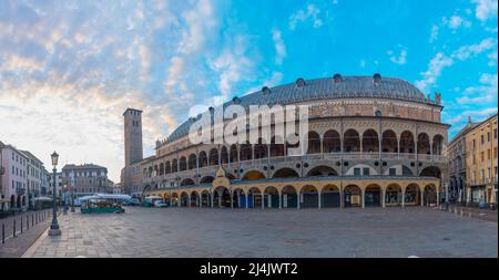 Sonnenaufgang über dem Palazzo della Ragione in der italienischen Stadt Padua Stockfoto