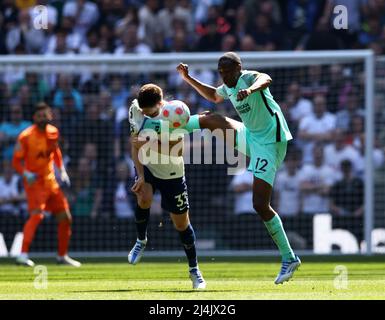 London, Großbritannien. 16. April 2022. Ben Davies von Tottenham mit Enck Mwepu von Brighton während des Spiels der Premier League im Tottenham Hotspur Stadium, London. Bildnachweis sollte lauten: David Klein/Sportimage Kredit: Sportimage/Alamy Live News Stockfoto