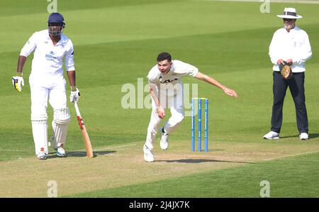 London, Großbritannien. 16. April 2022. 16. April 2022. London, Großbritannien. Surreys James Taylor Bowling als Surrey auf Hampshire in der County Championship beim Kia Oval, Tag drei David Rowe/Alamy Live News Stockfoto