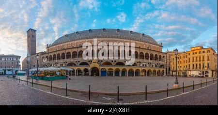 Sonnenaufgang über dem Palazzo della Ragione in der italienischen Stadt Padua Stockfoto