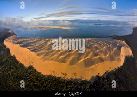 Frankreich, Gironde - 33 - Luftaufnahme der Dune du Pyla, in der Nähe von Arcachon. Im Hintergrund das Naturschutzgebiet der Banc d'Arguin (links) und des Cap Ferre Stockfoto